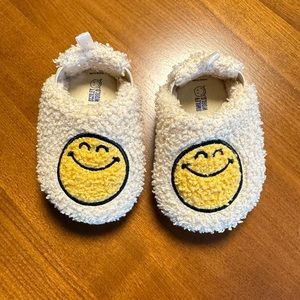 BABY GAP × SMILEYWORLD® BABY SHERPA SLIPPERS IN BIRCH BEIGE